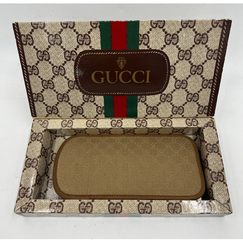 700 - Gucci glasses case in original presentation box. Case measures 17cm x 8cm.