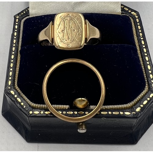 693 - Two 9 carat gold rings, a wedding band, size M and a signet ring, size T. Total weight 7.7gm.