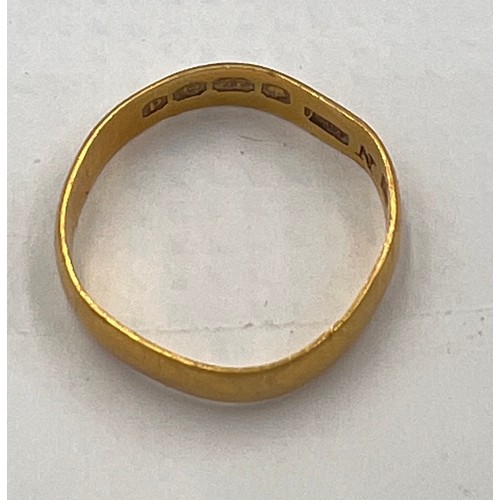 690 - A 22 carat gold wedding band. Size M. Weight 2.5gm.