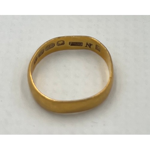 690 - A 22 carat gold wedding band. Size M. Weight 2.5gm.