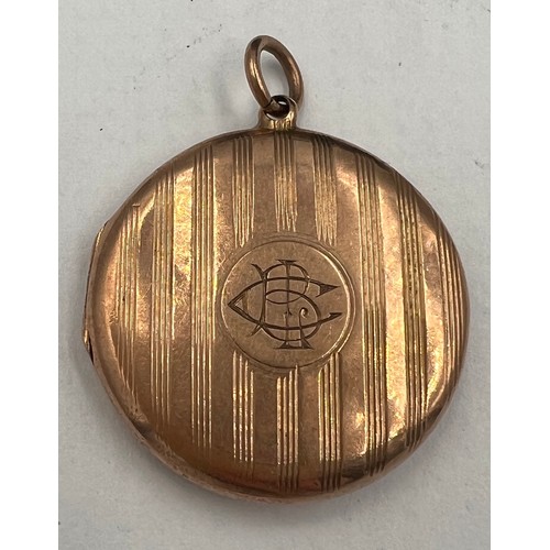 691 - A 9 carat gold circular locket. 2.5cm d. Weight 5.3gm.