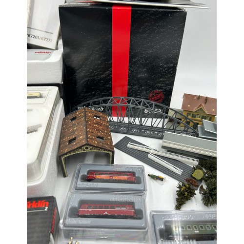 1229 - Marklin interest: A Marklin 81562 mini club z gauge starter Gift Set containing 2-6-0 DB black 74 Cl... 