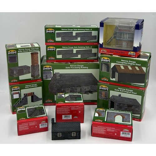 1230 - Bachmann Scenecraft : Twelve boxed narrow gauge items to include, 44-0106 slate built boiler house a... 