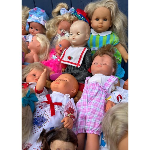 1207 - An assortment of dolls to include Fisher Price, Mattel, Max Zapf, Early Moments fully bathable etc (... 