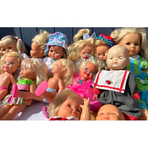 1207 - An assortment of dolls to include Fisher Price, Mattel, Max Zapf, Early Moments fully bathable etc (... 