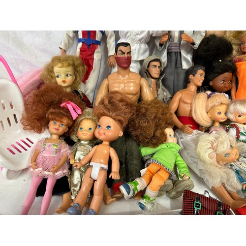 1201 - A mixed collection comprising of Barbies, Ken's and GI Joe along with some original Barbie clothes a... 