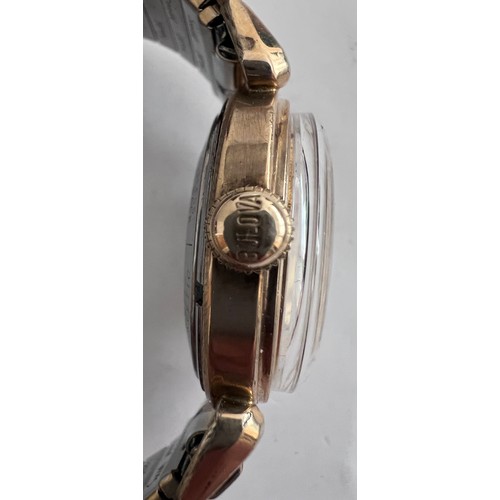 764 - A gentleman's Bulova vintage Self Winding gold plated wristwatch on expanding bracelet. 

Good worki... 