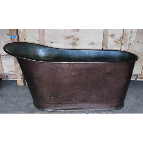 83 - A 19thC copper bath tub. 153cm l x 63cm w at widest point x 46cm w at narrowest x 76cm h.