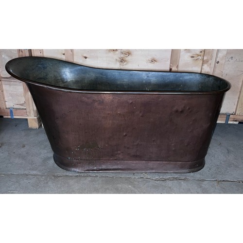 83 - A 19thC copper bath tub. 153cm l x 63cm w at widest point x 46cm w at narrowest x 76cm h.