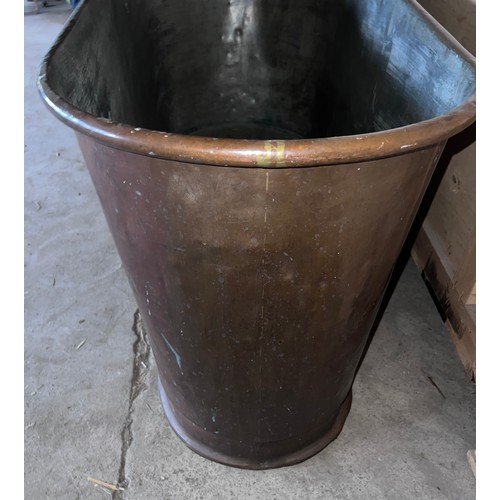 83 - A 19thC copper bath tub. 153cm l x 63cm w at widest point x 46cm w at narrowest x 76cm h.