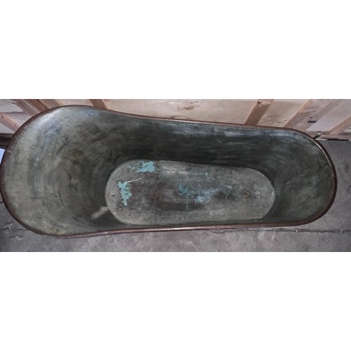 83 - A 19thC copper bath tub. 153cm l x 63cm w at widest point x 46cm w at narrowest x 76cm h.