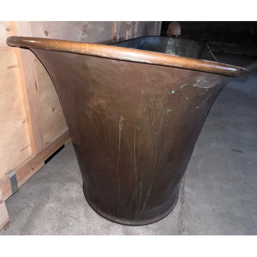 83 - A 19thC copper bath tub. 153cm l x 63cm w at widest point x 46cm w at narrowest x 76cm h.