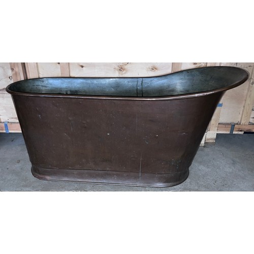 83 - A 19thC copper bath tub. 153cm l x 63cm w at widest point x 46cm w at narrowest x 76cm h.