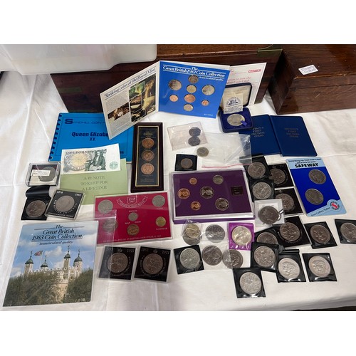 838 - Various coins to include 26 x Crowns, The First World War 2 pound coin, 1 pound note, The Great Brit... 