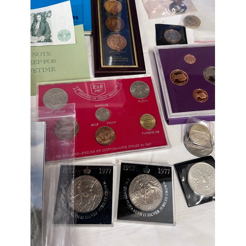 838 - Various coins to include 26 x Crowns, The First World War 2 pound coin, 1 pound note, The Great Brit... 