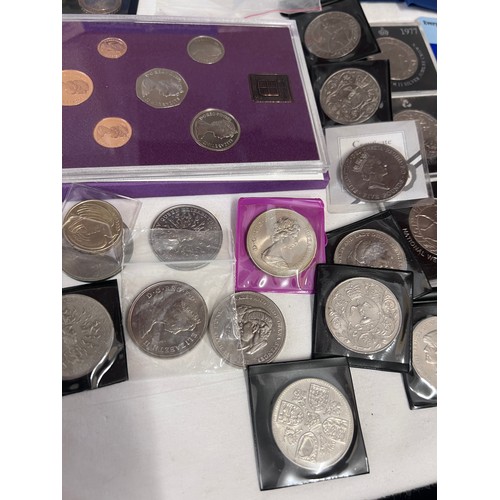 838 - Various coins to include 26 x Crowns, The First World War 2 pound coin, 1 pound note, The Great Brit... 