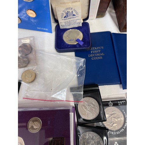 838 - Various coins to include 26 x Crowns, The First World War 2 pound coin, 1 pound note, The Great Brit... 