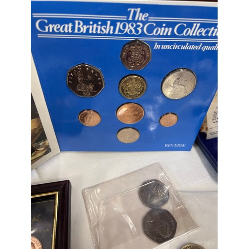 838 - Various coins to include 26 x Crowns, The First World War 2 pound coin, 1 pound note, The Great Brit... 