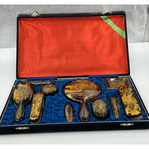 1362 - A Faux tortoiseshell 20thC vanity set with gold engraved dragon decoration in original silk lined ca... 