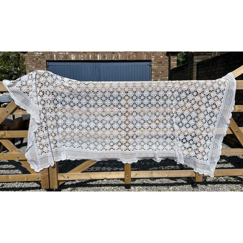 724 - A hand crocheted double bedspread.
Approx 160 x 250cm.