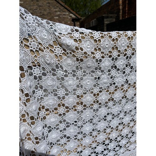 724 - A hand crocheted double bedspread.
Approx 160 x 250cm.