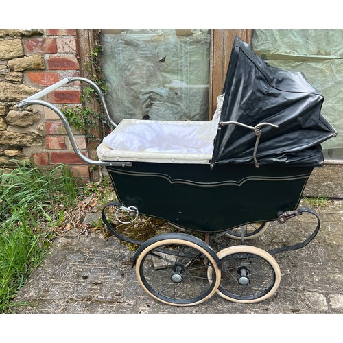 1112 - A Pearson & Pearson vintage dolls pram. 94cm h x 110cm l.