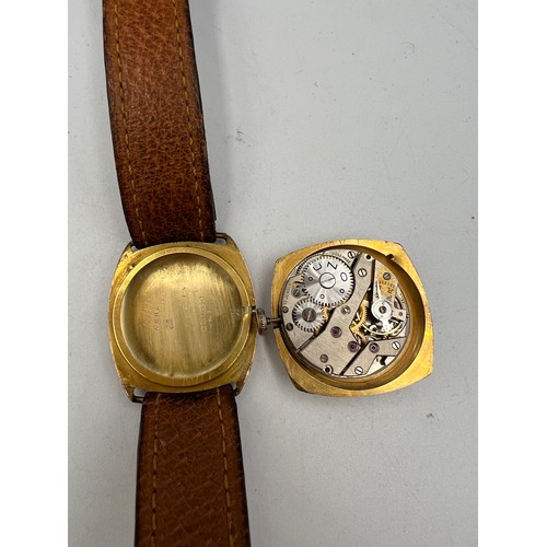 832 - A 9 carat gold cased UNO gentleman’s wristwatch with subsidiary seconds dial on leather strap. Total... 