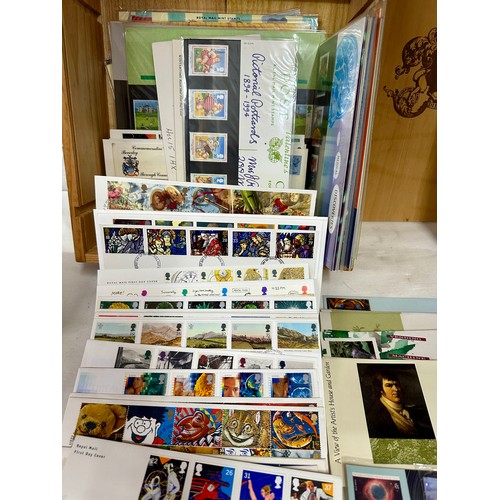 836 - An accumulation of GB booklets, presentation packs, mini-sheets and loose stamps. Duplication of mos... 