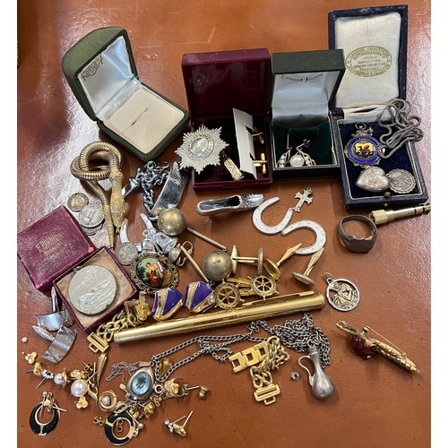 420 - A quantity of vintage jewellery to include 9 carat gold and pearl earrings, silver locket, medal and... 