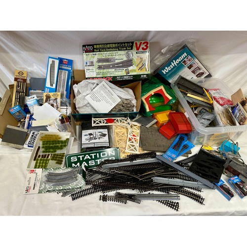 1200 - Railway model accessories to include ready rocks, moulds, tracks, Peco lineside kits, Ratio plastic ... 