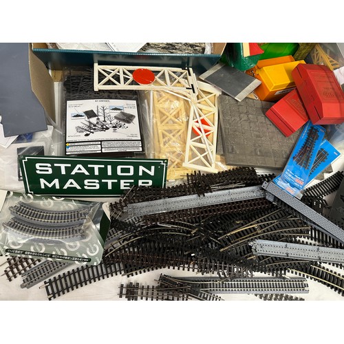 1200 - Railway model accessories to include ready rocks, moulds, tracks, Peco lineside kits, Ratio plastic ... 