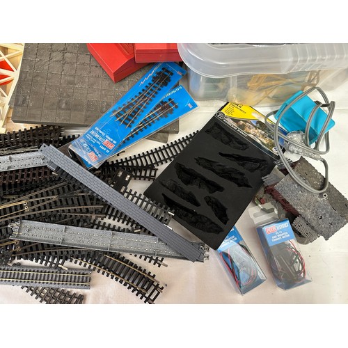 1200 - Railway model accessories to include ready rocks, moulds, tracks, Peco lineside kits, Ratio plastic ... 