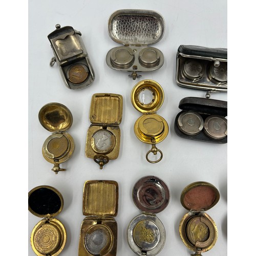 1241 - A collection of twenty seven half and full sovereign holders. 14 singles, 10 doubles and 3 purses.