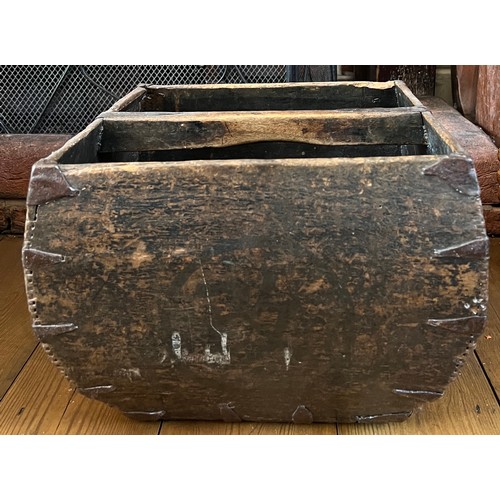 1245 - A vintage wooden carrying box. 31cm x 31cm x 24cm h.