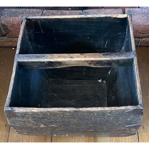 1245 - A vintage wooden carrying box. 31cm x 31cm x 24cm h.