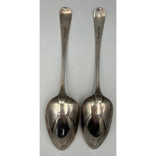 818 - A pair of silver serving spoons. London 1807, maker Peter & William Bateman. Total weight 145gm.