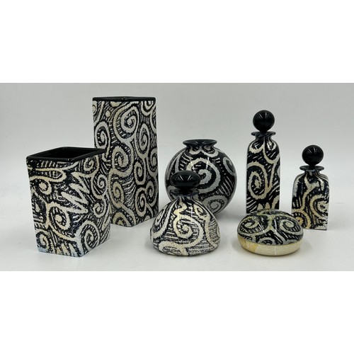 508 - Isle of Wight studio glass designed by Timothy Harris in the 'Jazzy' monochrome pattern to include 2... 