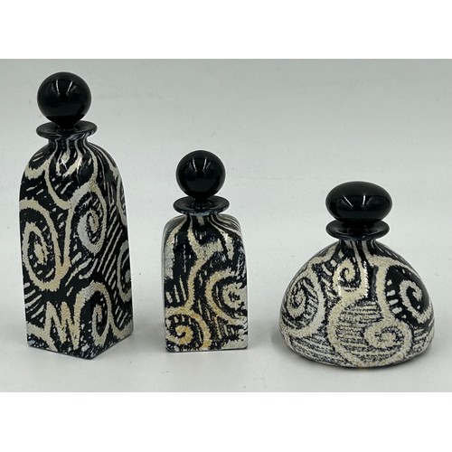 508 - Isle of Wight studio glass designed by Timothy Harris in the 'Jazzy' monochrome pattern to include 2... 