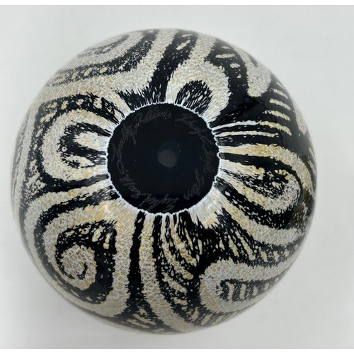 508 - Isle of Wight studio glass designed by Timothy Harris in the 'Jazzy' monochrome pattern to include 2... 