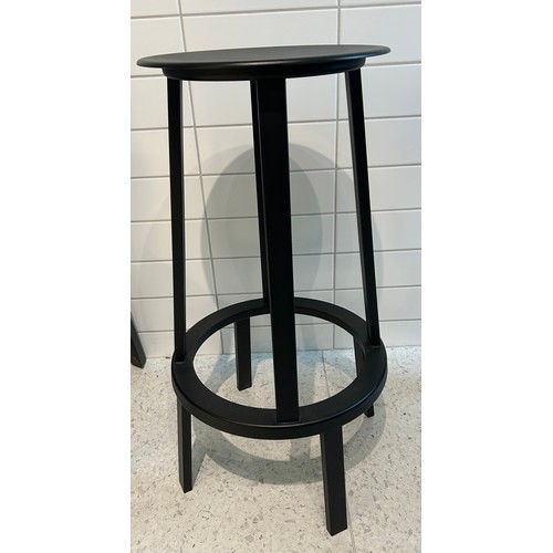 108 - A good quality black metal rotating bar/kitchen stool with round seat. 76cm h. Seat diameter 34cm.