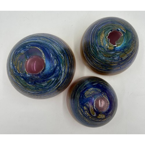 435 - Isle of Wight glass designed by Timothy Harris (2011) Three 'Seagulls' open bowls. Large 14cm h, Med... 