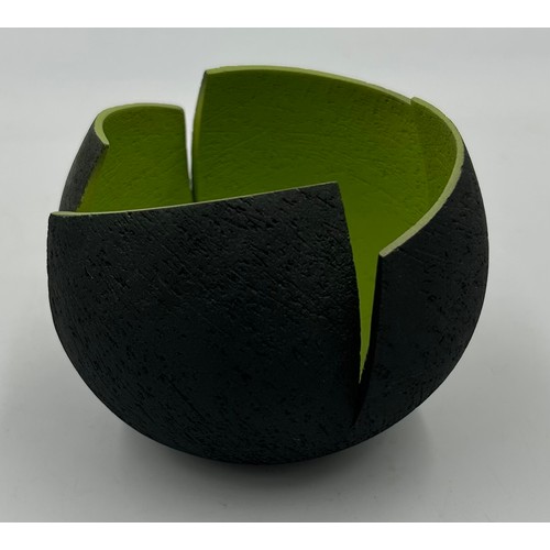 281 - A contemporary Ashraf Hanna textured earthenware vessel with charcoal exterior and lime green interi... 