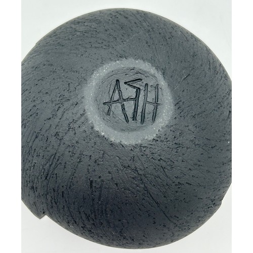 281 - A contemporary Ashraf Hanna textured earthenware vessel with charcoal exterior and lime green interi... 