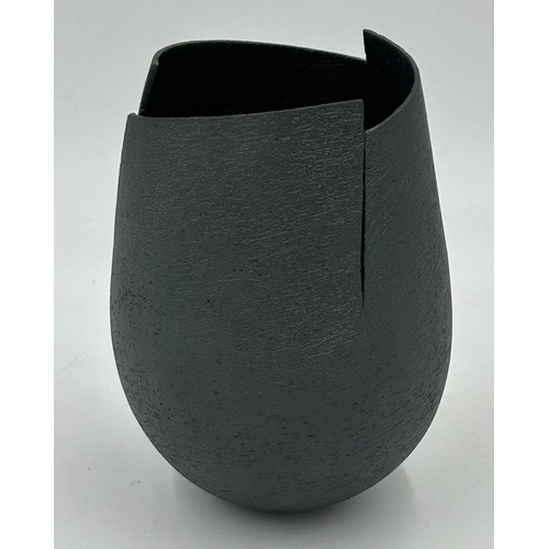 285 - A contemporary Ashraf Hanna large textured earthenware vessel with black exterior and interior 18cm ... 