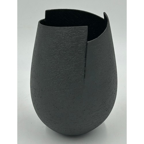 285 - A contemporary Ashraf Hanna large textured earthenware vessel with black exterior and interior 18cm ... 