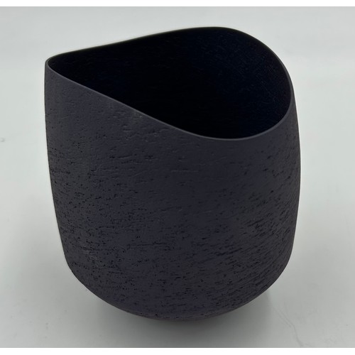 286 - A contemporary Ashraf Hanna textured earthenware straight sided vessel tapering to base with purple ... 