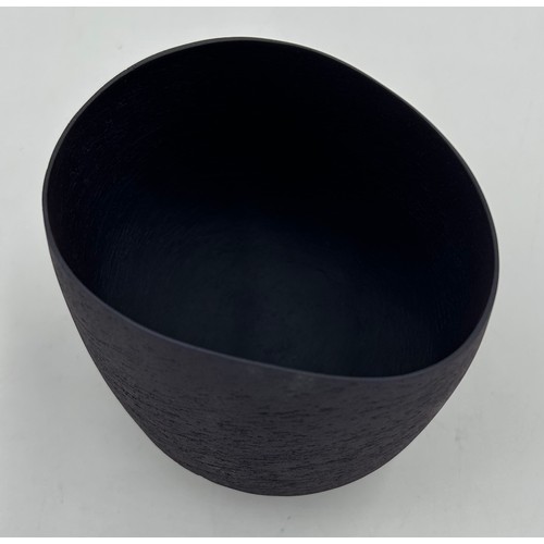 286 - A contemporary Ashraf Hanna textured earthenware straight sided vessel tapering to base with purple ... 