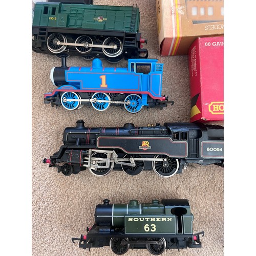 1093 - Hornby Locomotives, coaches etc to also include Wrenn 80033, Hornby 80054, Exclusive First Edition A... 