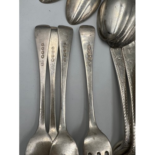 815 - A quantity of Georgian bright cut silver cutlery, 7 dessert forks and 7 dessert spoon, 8 teaspoons, ... 