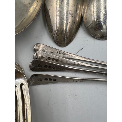 815 - A quantity of Georgian bright cut silver cutlery, 7 dessert forks and 7 dessert spoon, 8 teaspoons, ... 